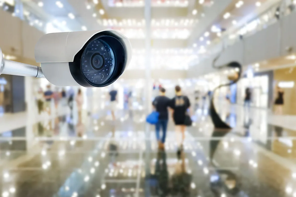 Telecamera di videosorveglianza fissata sotto la gronda di un edificio